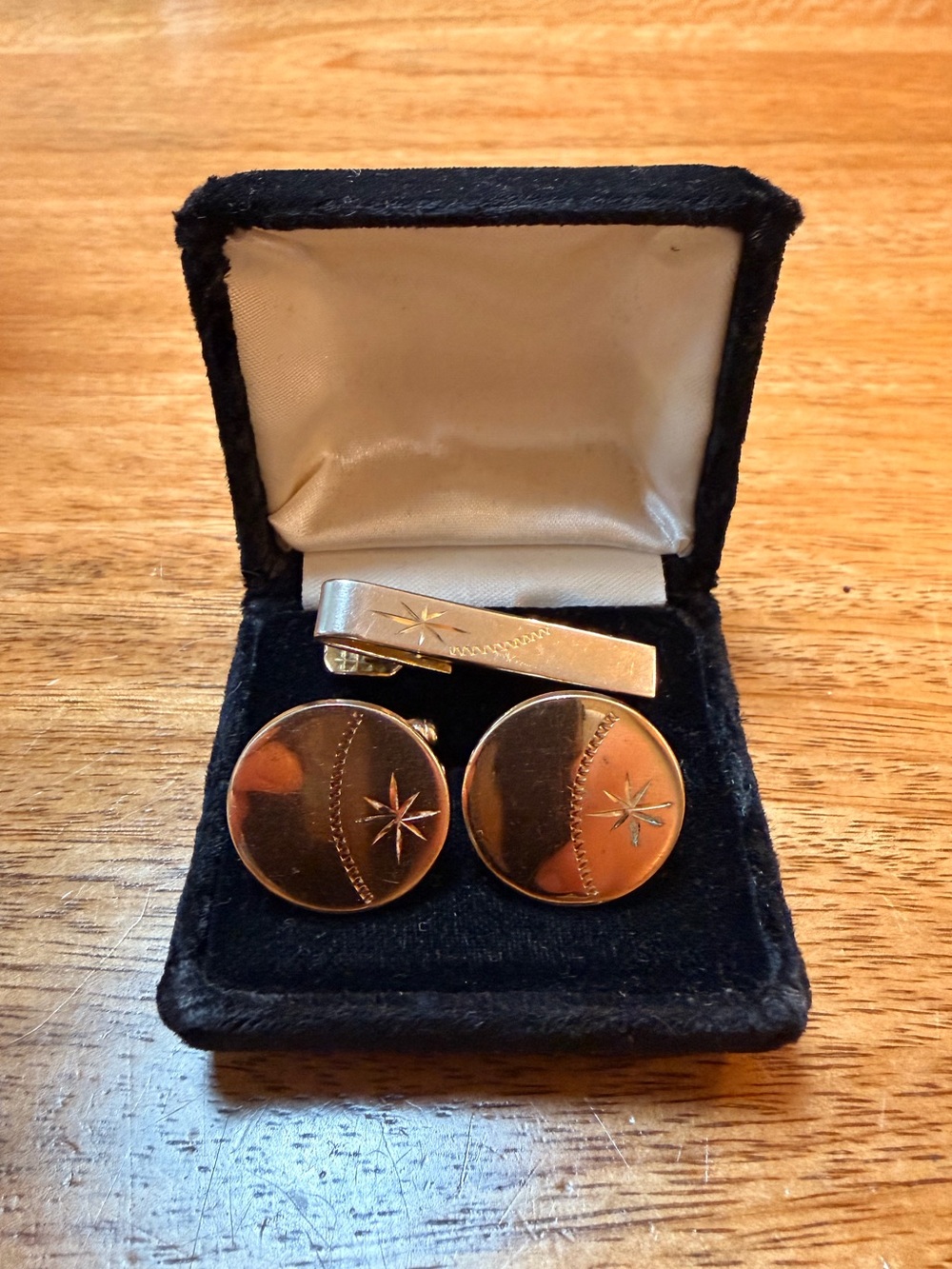 Vintage Gold Men’s Cufflink and Tie Clip Set - Classic Starburst Design